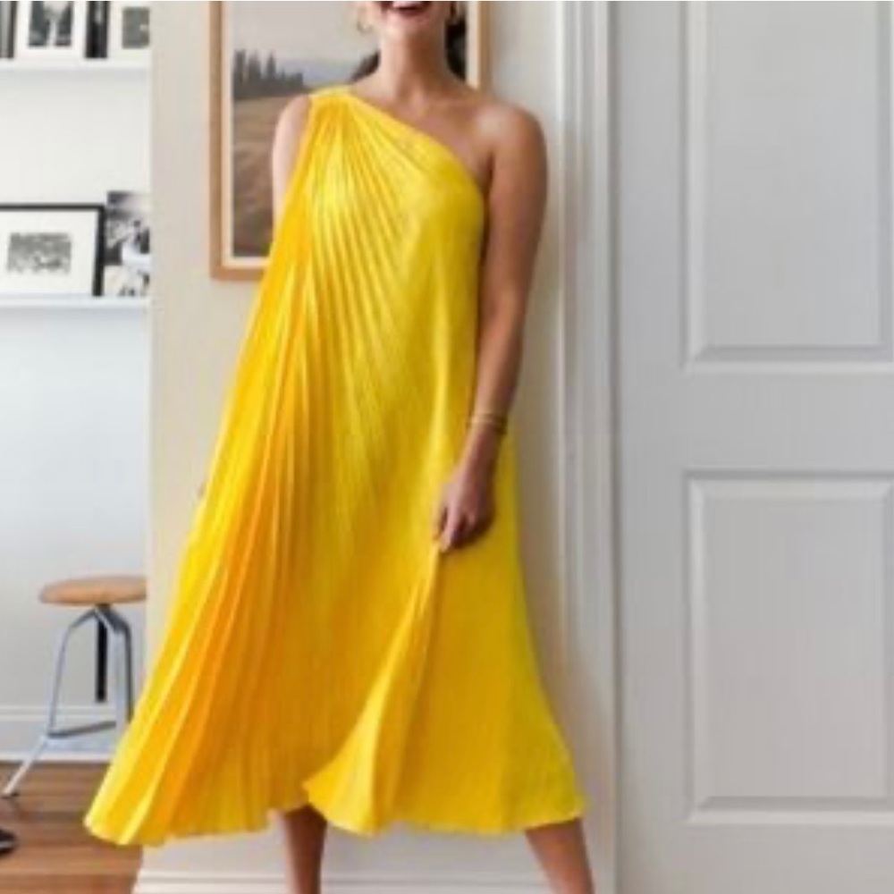 Goddess style one shoulder, flowing dress-LIKE NEW 💛